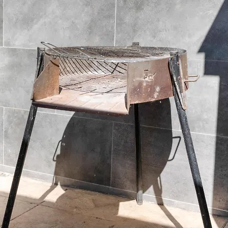 Con Piscina Y Barbacoa